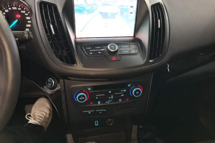 Used Ford Kuga 2018 EcoBoost 180 Two-Wheel-Drive Luxury Wing Edition Audio And AC Panel