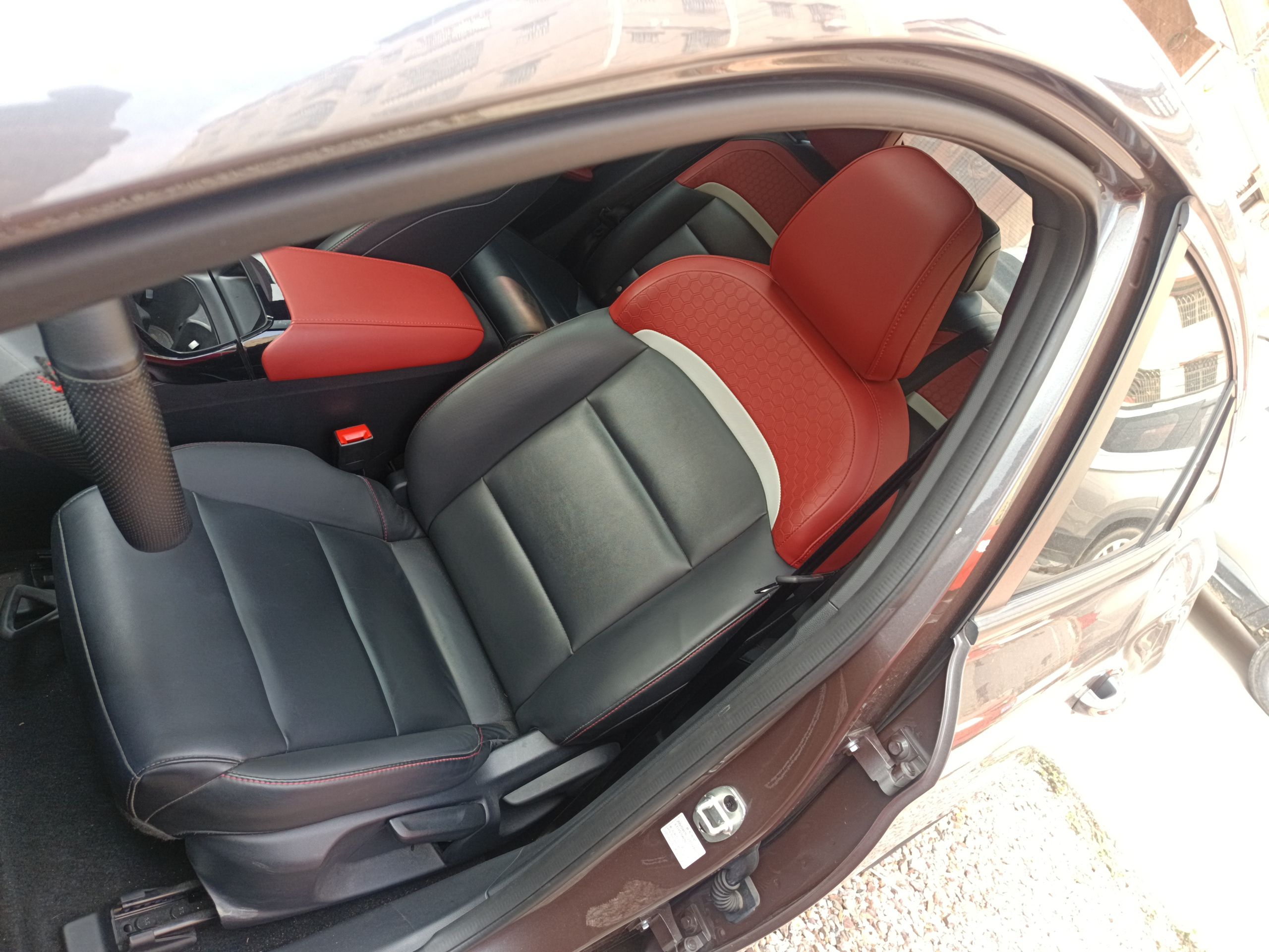 المقاعد الأمامية داخل السيارة