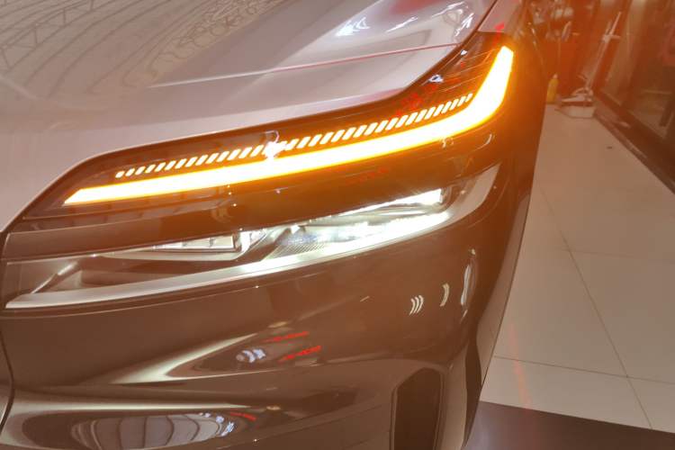 Used ONVO Luxeed L90 2025 Model—Ultra Six-Seater Version
