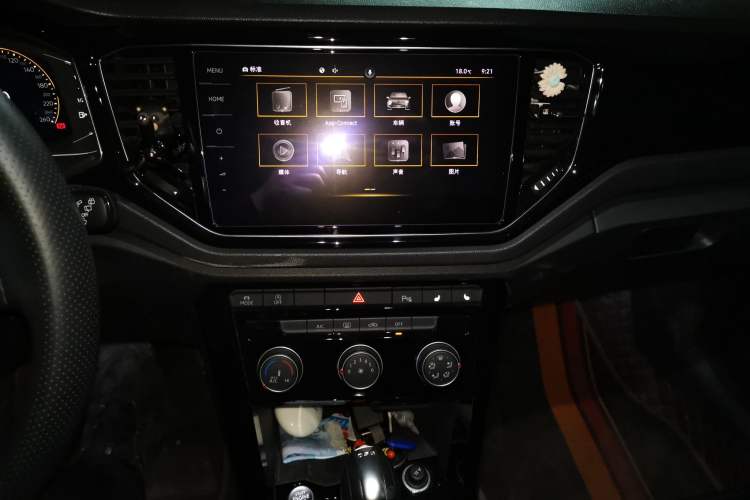 Used Volkswagen T-ROC 2021 Revised Version 280TSI DSG Two-Wheel Drive Comfort & Smart Connectivity Edition Audio And AC Panel