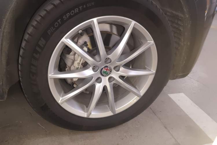 Used Alfa Romeo Stelvio 2017 2.0T 200HP Luxury Edition Right Front Wheel Hub