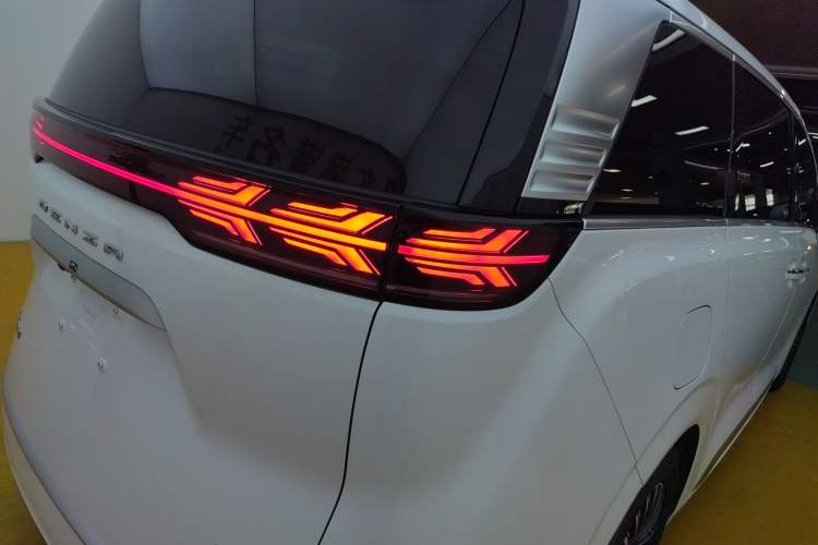 Used Denza D9 2024 EV 600 Four-Wheel-Drive Flagship Model Right Rear Taillight