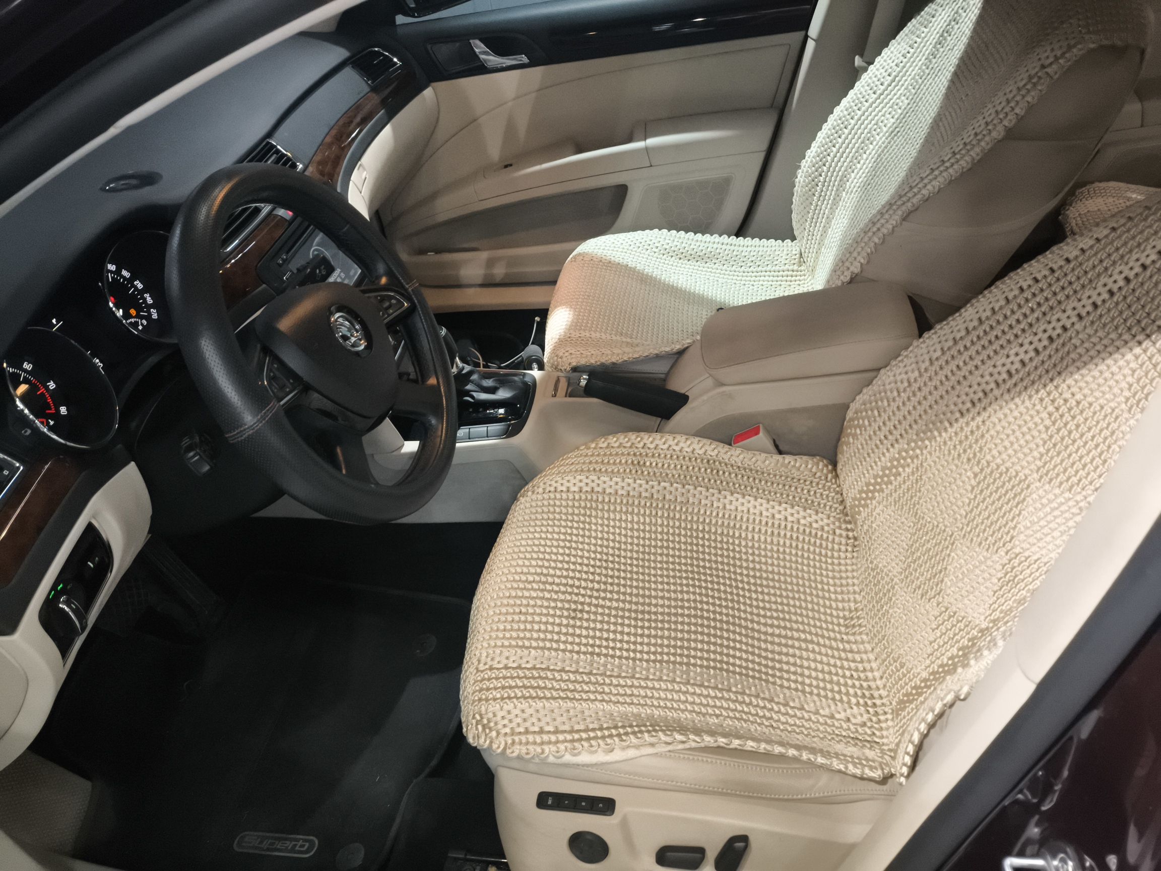 المقاعد الأمامية داخل السيارة