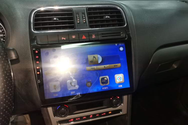 Used Volkswagen Polo 2014 1.6L Cross Polo Automatic Audio And AC Panel