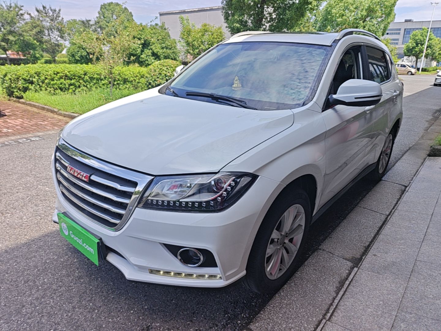 Unter der Vorderseite des Autos