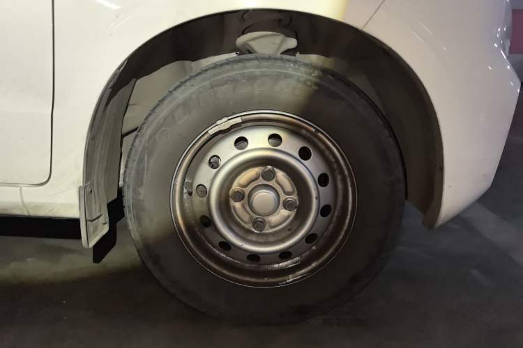 Used Wuling Hongguang V 2022 1.5L Enjoy Edition Electric-Powered LAR Right Front Wheel Hub