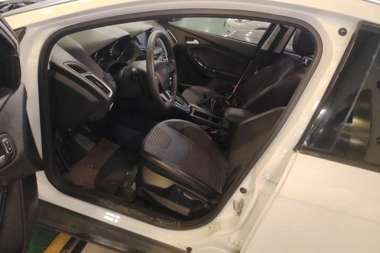 Used Ford Focus 2018 Hatchback Classic 1.6L Automatic Trendy SmartDrive Edition Left Front Seat