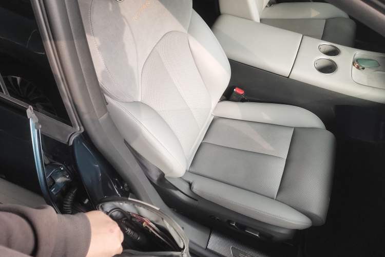 Used Nissan N7 2025 510 Air Right Front Seat