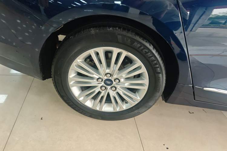 Used Ford Taurus 2017 EcoBoost 245 Fashion Edition Right Rear Wheel Hub