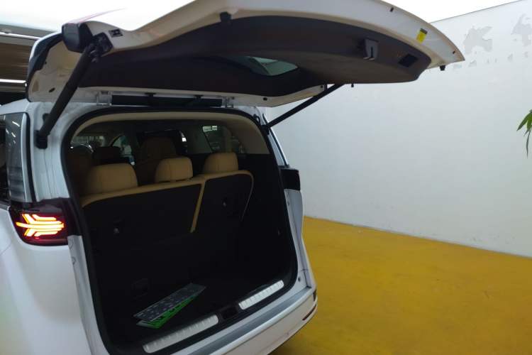 Used Denza D9 2024 EV 600 Four-Wheel-Drive Flagship Model Trunk