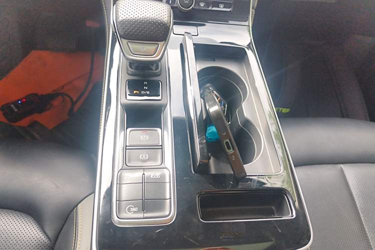 Used Roewe i6 MAX 2020 300TGI Automatic Supreme Edition with Cool Sunroof and Advanced Driving Features
