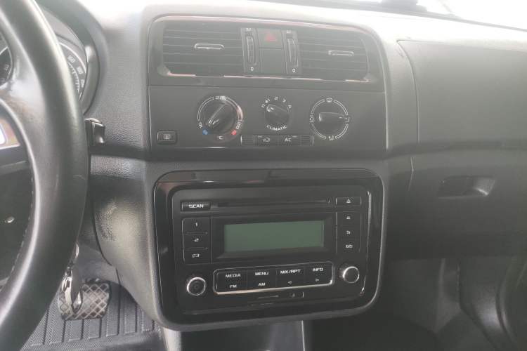 Used Skoda Fabia 2014 1.6L Automatic Sport Edition Audio And AC Panel