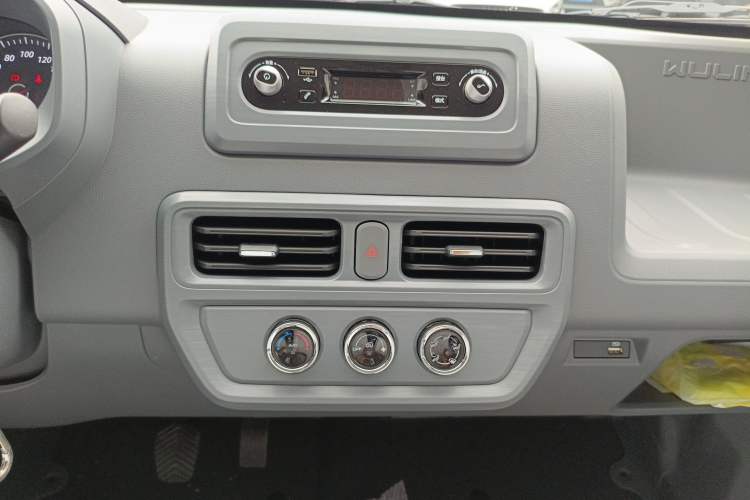 Used Wuling Yangguang 2024 300KM Comfort Version Passenger Van 75kW