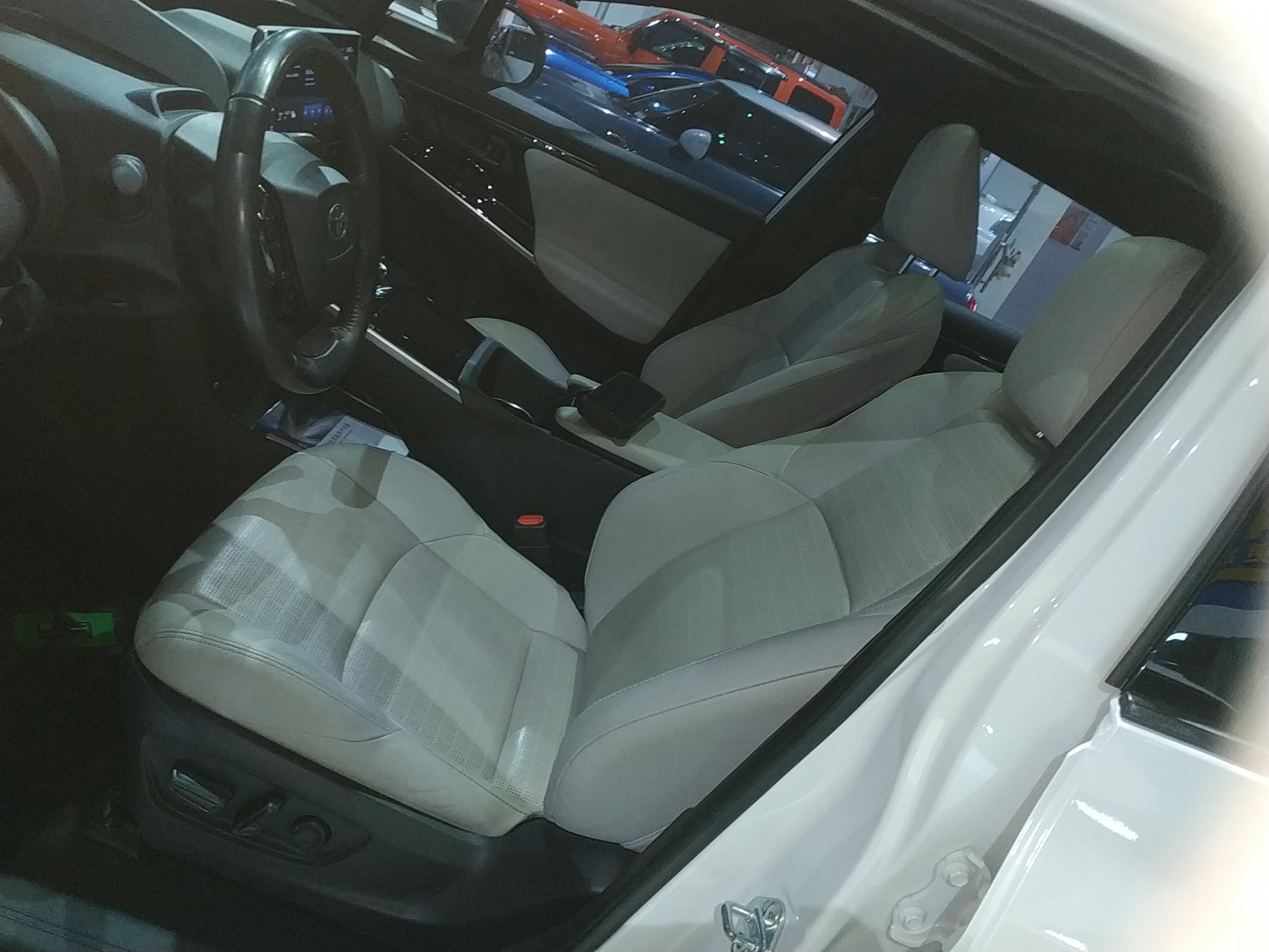 المقاعد الأمامية داخل السيارة