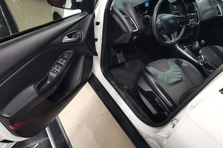 Used Ford Focus 2015 Sedan 1.6L Manual Fashion Edition Driver Seat