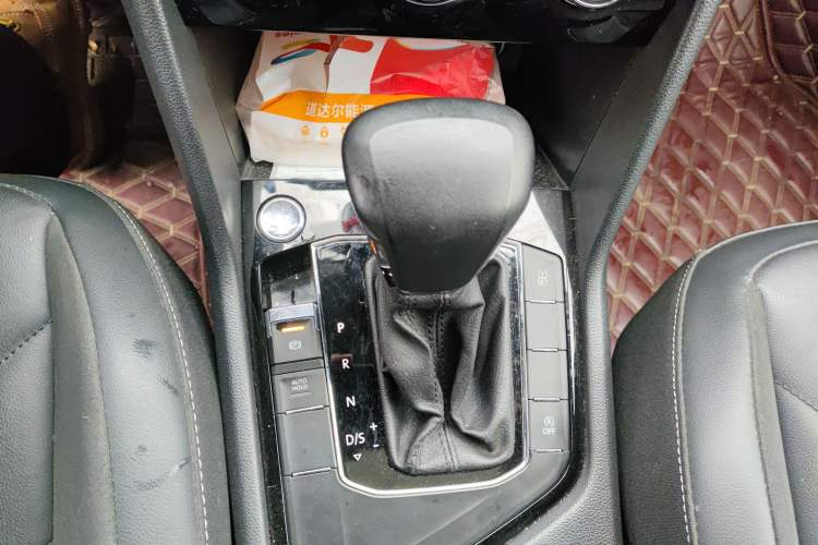 Used Volkswagen Tiguan L 2019 Revised Version 280TSI Automatic Two-Wheel Drive Panoramic Comfort Edition China VI Standard Gear Lever