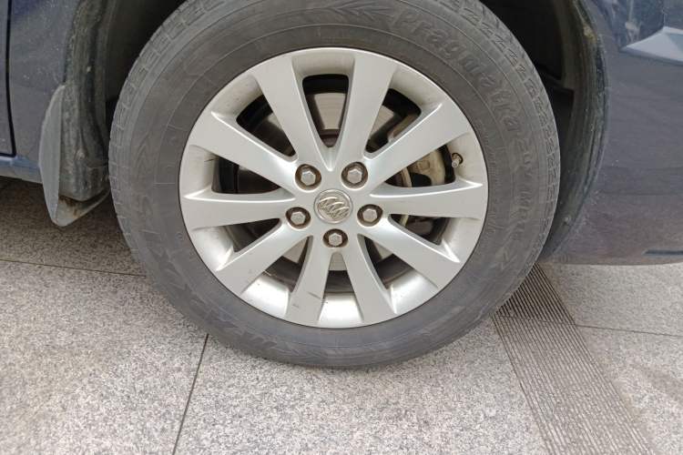 Used Buick GL8 2012 2.4L BASE Comfort Edition Right Front Wheel Hub