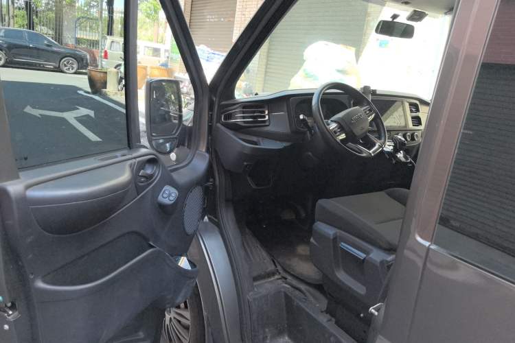 Used JMC Fushun 2023 2.0T Automatic Mid-Range Mid-Roof Commercial Multi-Purpose 7-Seater Passenger Vehicle