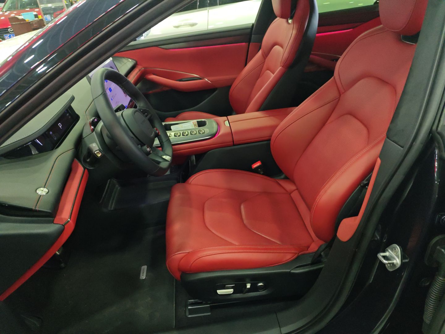 المقاعد الأمامية داخل السيارة