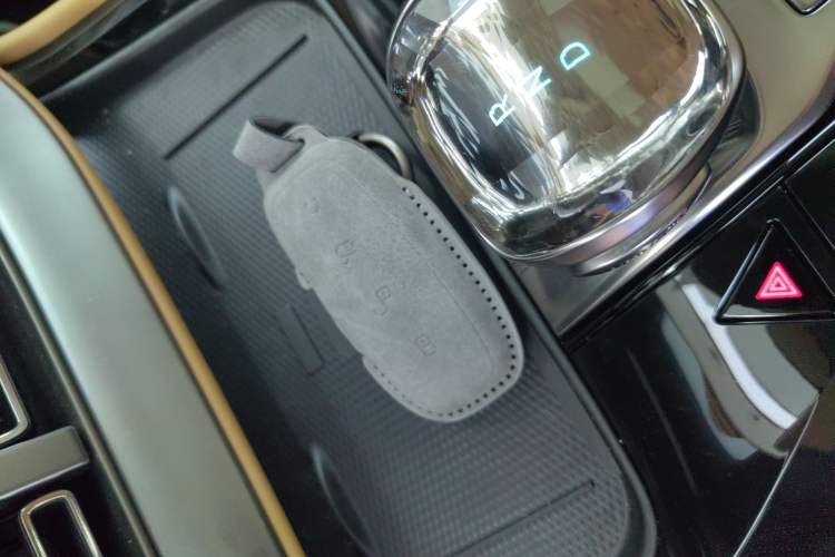 Used Denza D9 2024 EV 600 Four-Wheel-Drive Flagship Model Vehicle Key