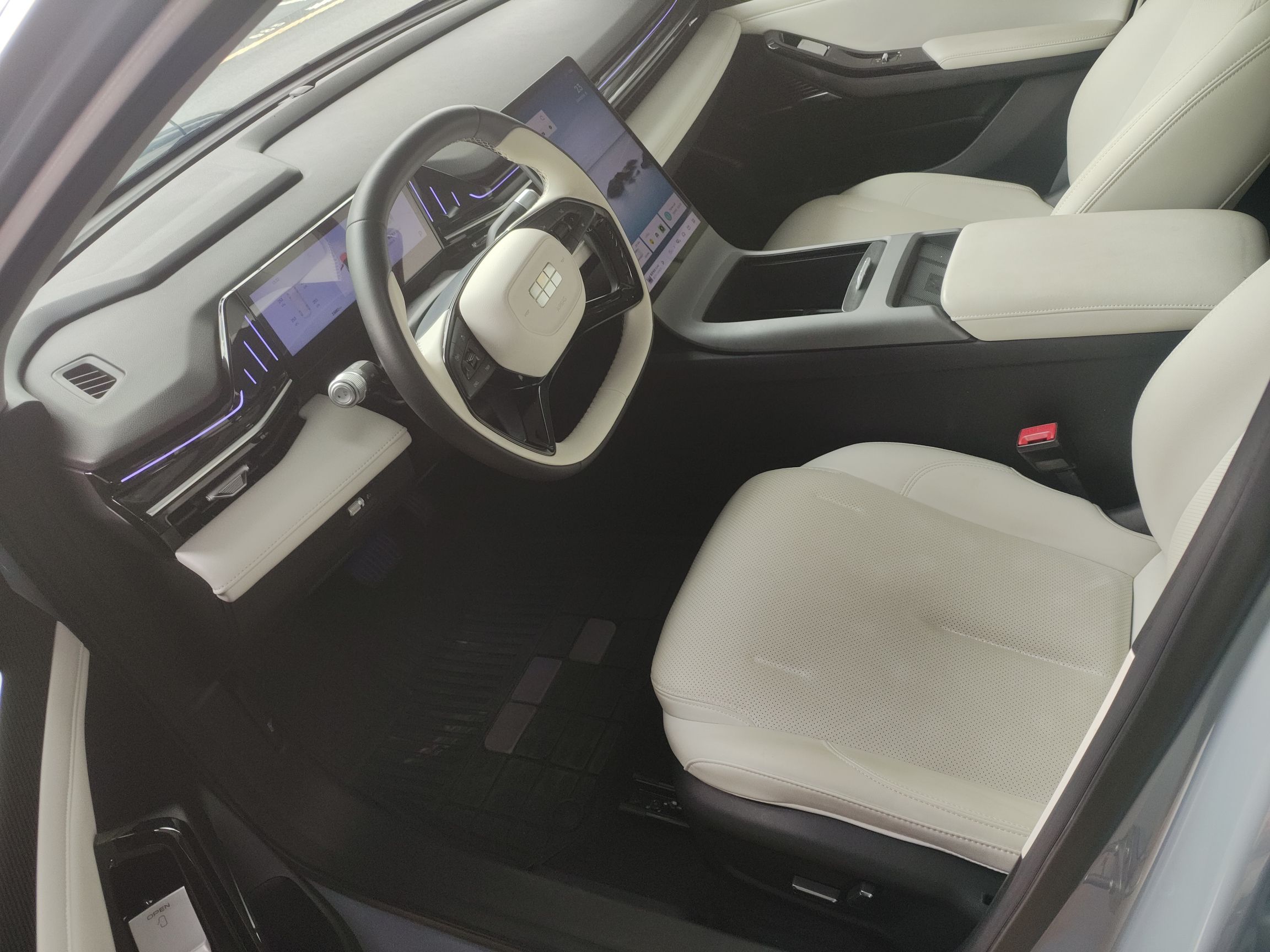 المقاعد الأمامية داخل السيارة