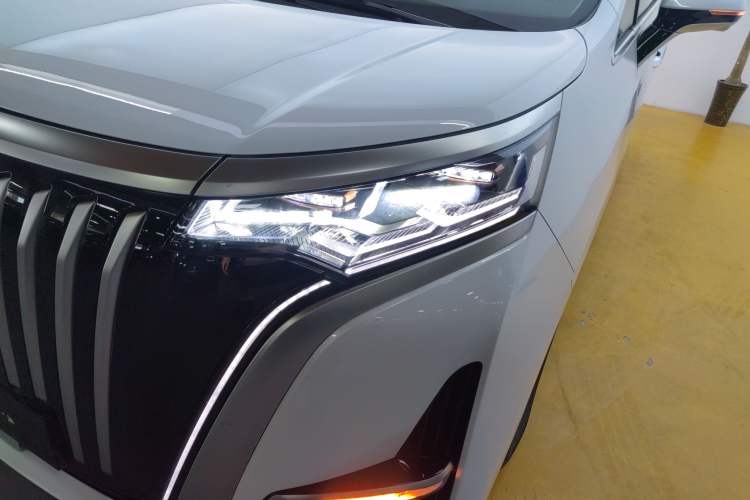 Used Denza D9 2024 EV 600 Four-Wheel-Drive Flagship Model Left Front Headlight