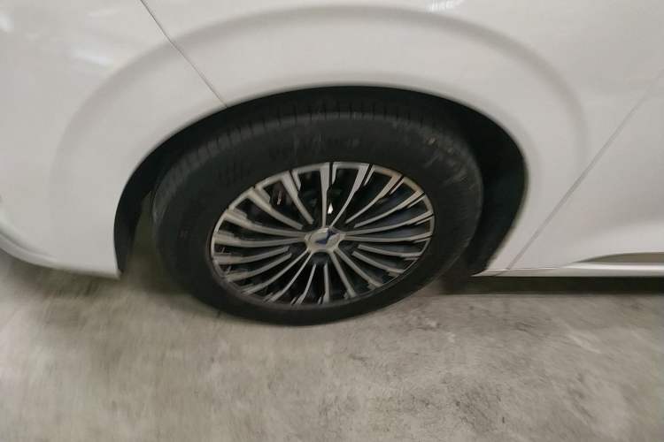 Used Denza D9 2022 DM-i 1040 Prestige Model
