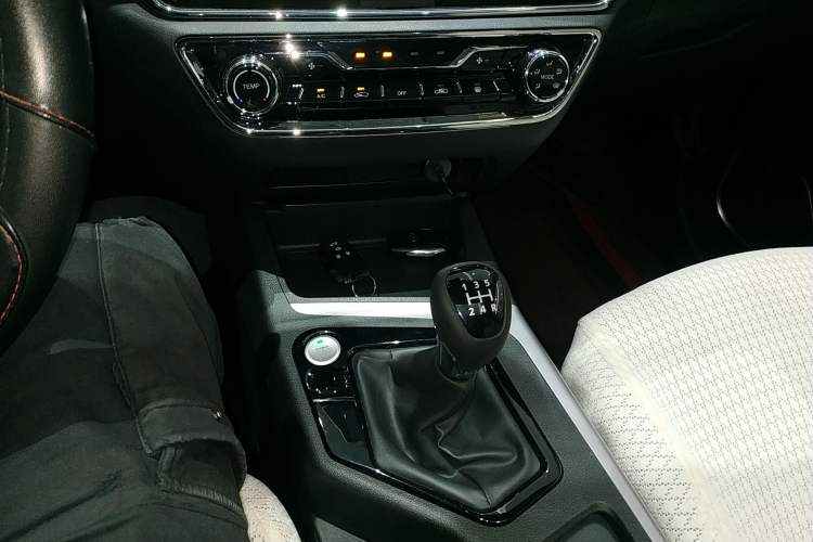 Used Soueast DX5 2021 1.5L Manual Deluxe Upgrade Version