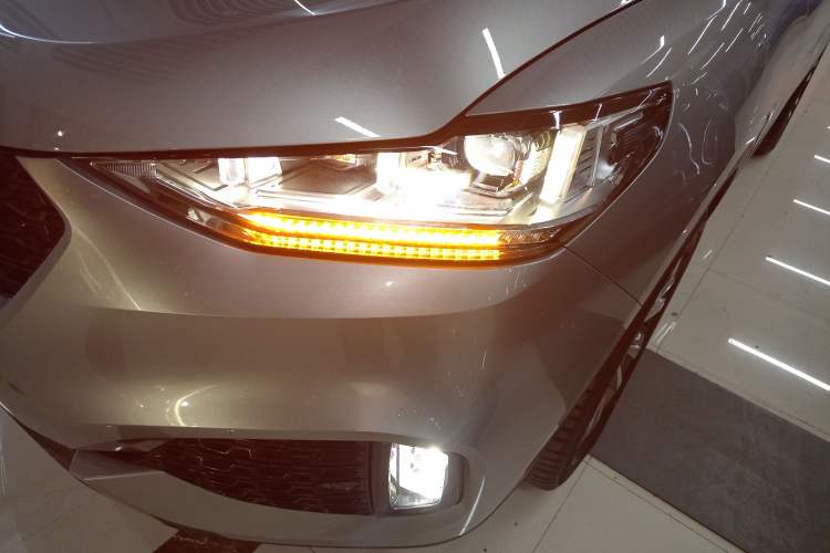 Used Wey VV6 2018 2.0T Two-Wheel-Drive Ultra-Luxury Version China V Standard