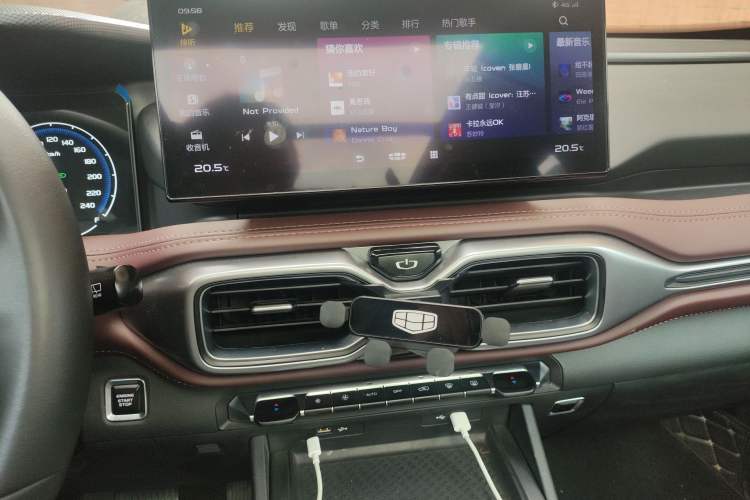 Used Geely Auto Haoyue 2022 1.8TD DCT Luxury 7-Seater Audio And AC Panel