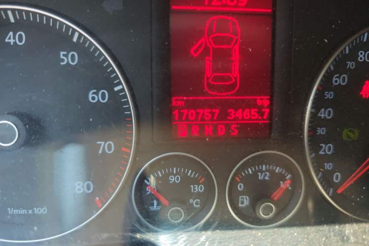 Used Volkswagen Sagitar 2010 1.4 TSI Automatic Luxury Model Odometer Close Up