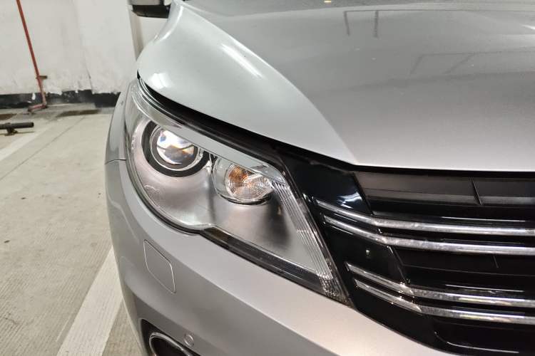 Used Volkswagen Tiguan 2012 1.8TSI Automatic Two-Wheel Drive Zhaoshi Edition Right Front Headlight