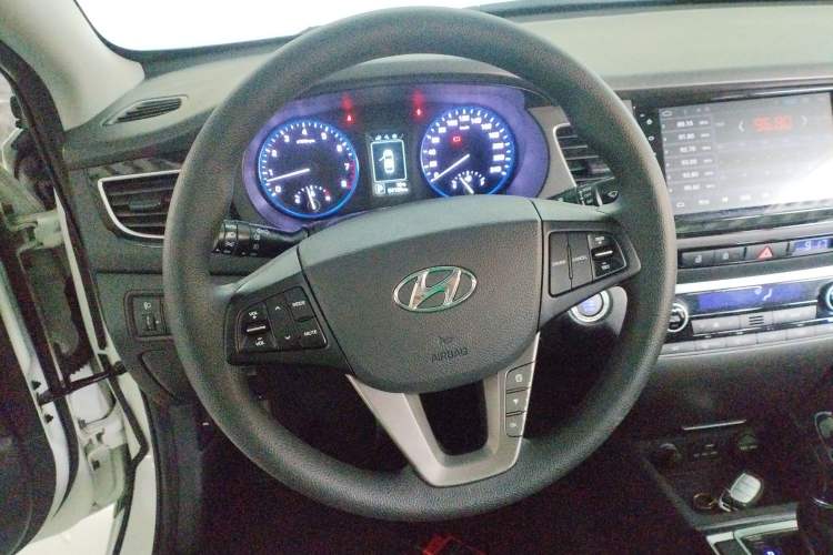 Used Hyundai Mistra 2014 1.8L Automatic Smart GLS Center Console