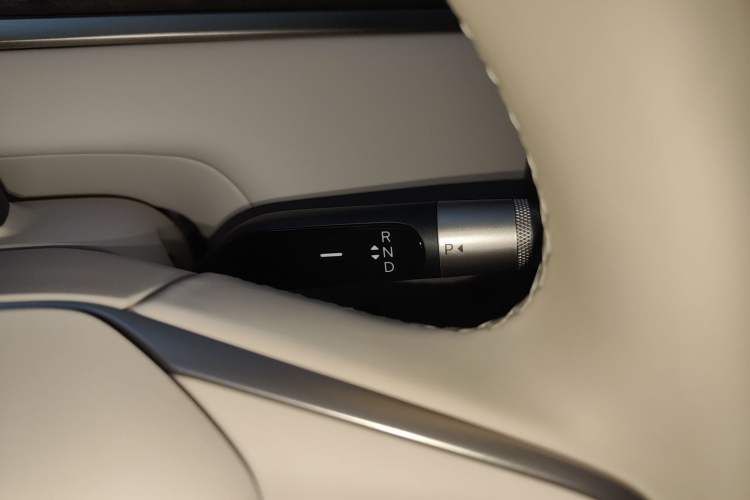 Used ONVO Luxeed L90 2025 Model—Ultra Six-Seater Version
