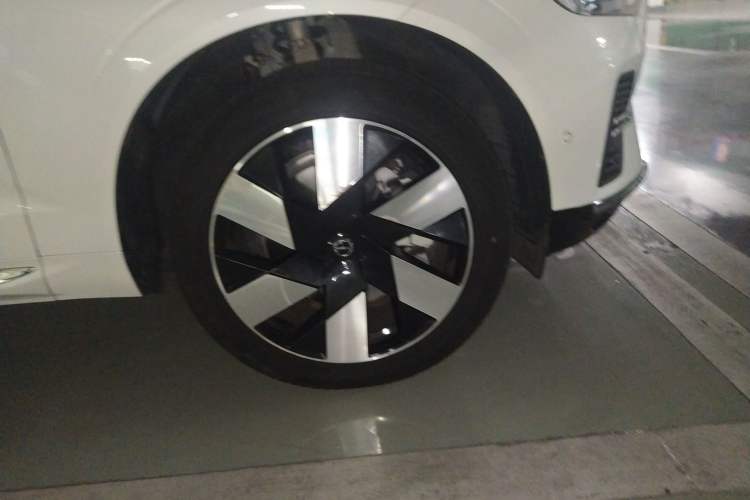 Used Volvo XC60 New Energy 2024 T8 Plug-in Hybrid Long-Range All-Wheel Drive Smart Luxury Edition
