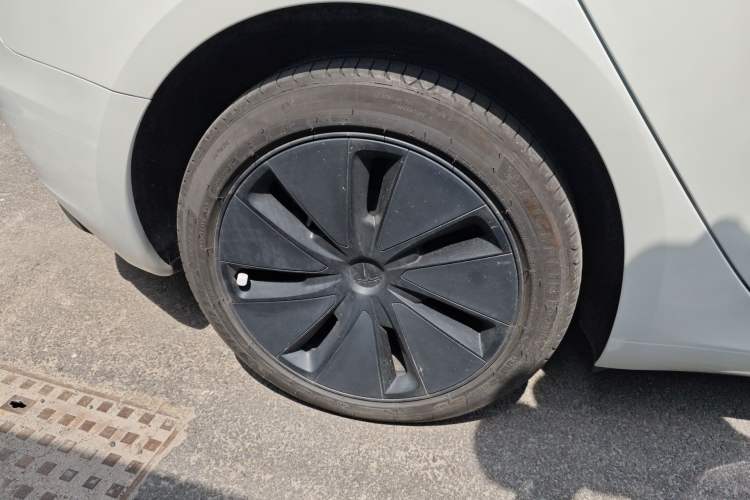 Used Tesla Model 3 2023 Long-Range All-Wheel-Drive Version Right Rear Wheel Hub