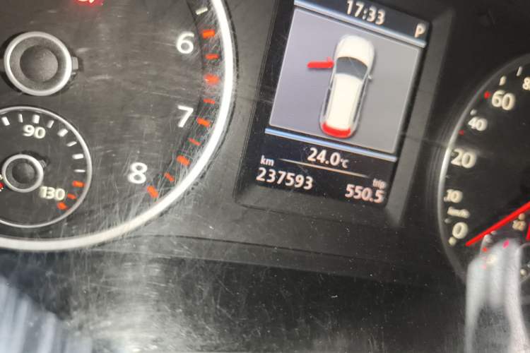 Used Volkswagen Tiguan 2013 2.0 TSI Automatic All-Wheel-Drive Flagship Edition Odometer Close Up