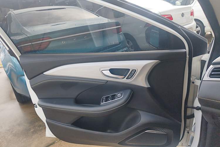 Used Roewe i6 MAX 2020 300TGI Automatic Supreme Edition with Cool Sunroof and Advanced Driving Features
