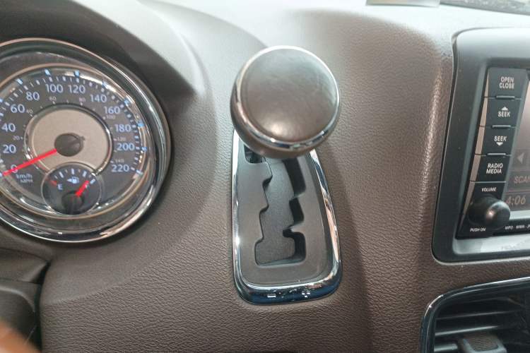 Used Chrysler Grand Voyager 2013 3.6L Luxury Edition Gear Lever