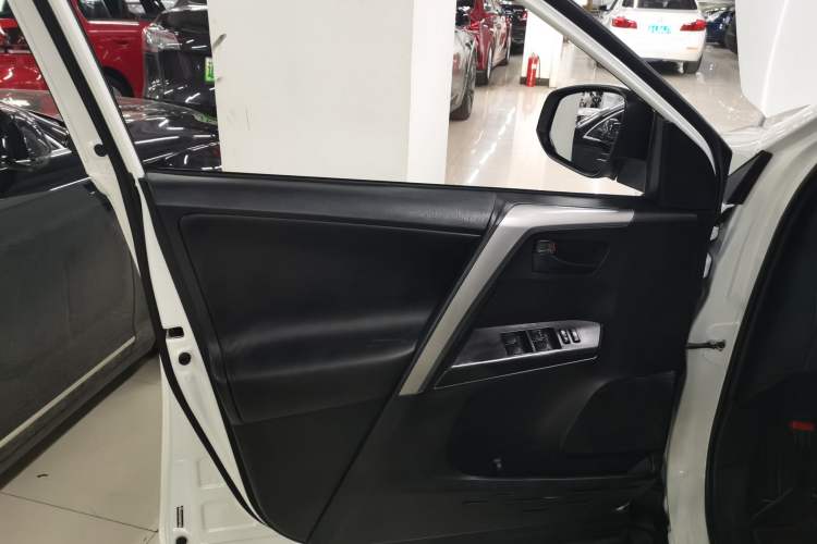 Used Toyota RAV4 2018 2.0L CVT Two-Wheel Drive Fashion X Edition