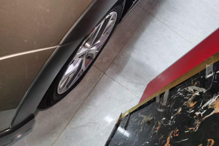 Used Volkswagen Polo 2014 1.6L Cross Polo Automatic Left Front Wheel Hub