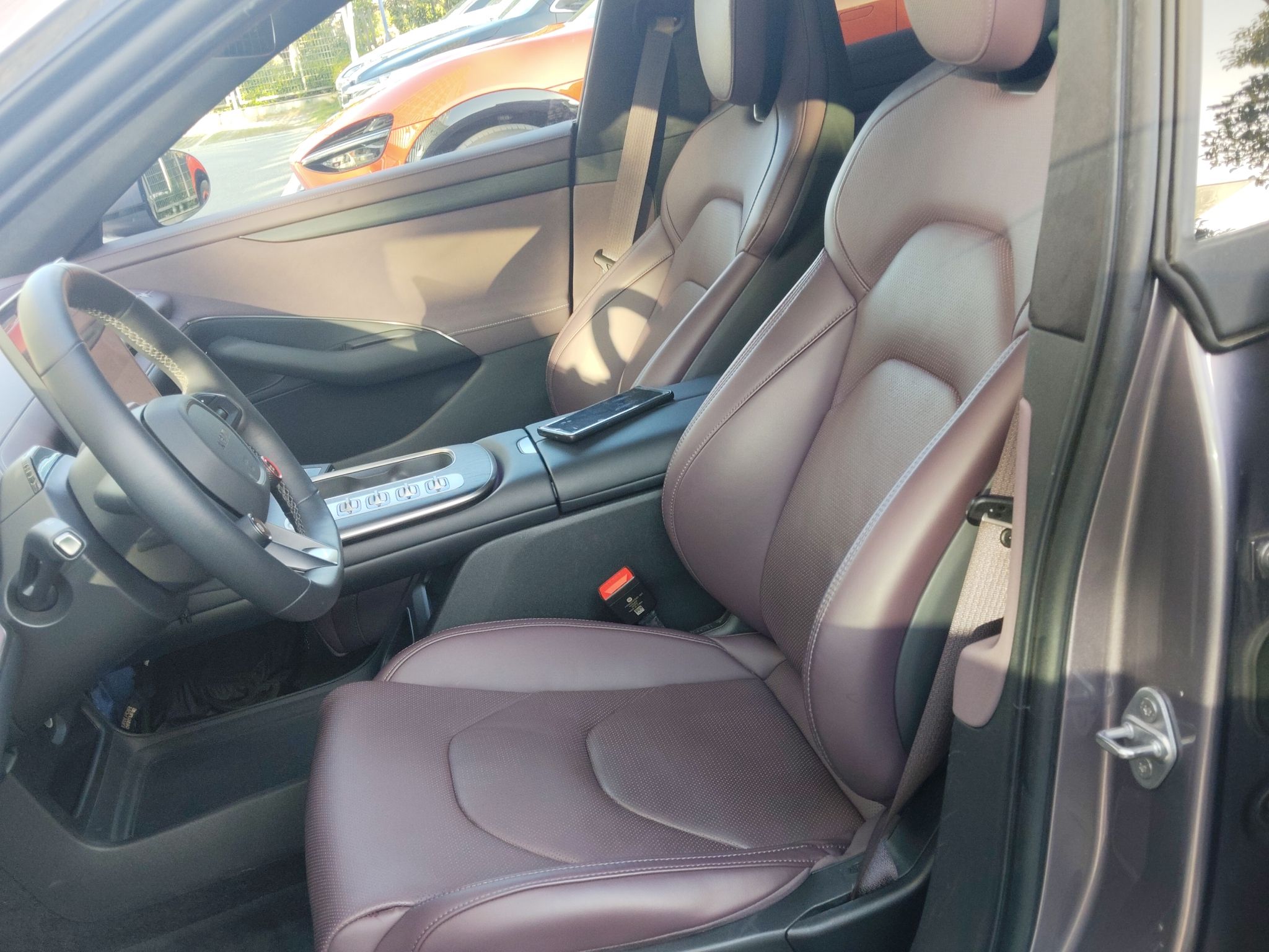 المقاعد الأمامية داخل السيارة