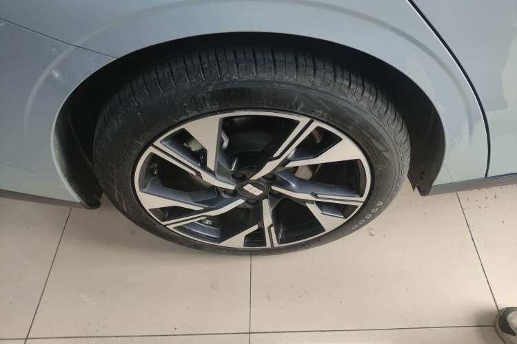 Used Geely Galaxy L6 2023 125km Starship Right Rear Wheel Hub