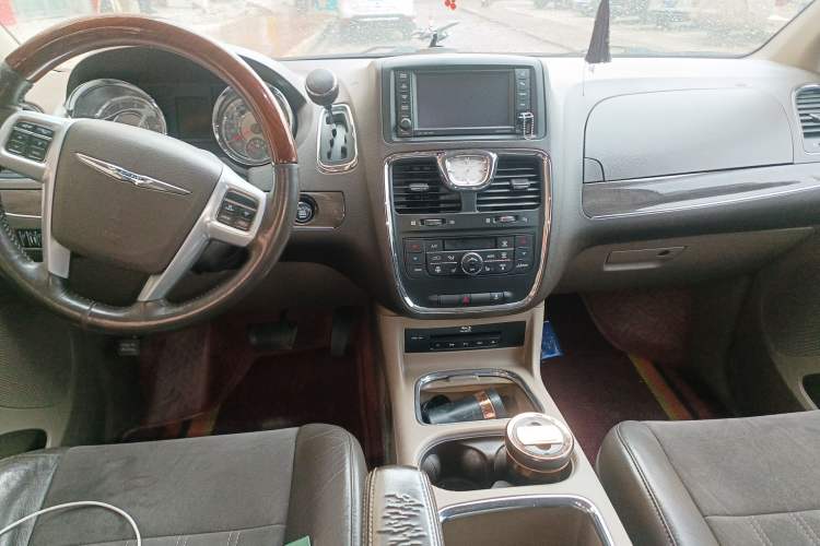 Used Chrysler Grand Voyager 2013 3.6L Luxury Edition Center Console