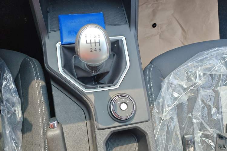 Used Sinotruk BOLDEN 2024 Commercial 2.0T Manual Diesel 4x4 Long Wheelbase Youth Edition