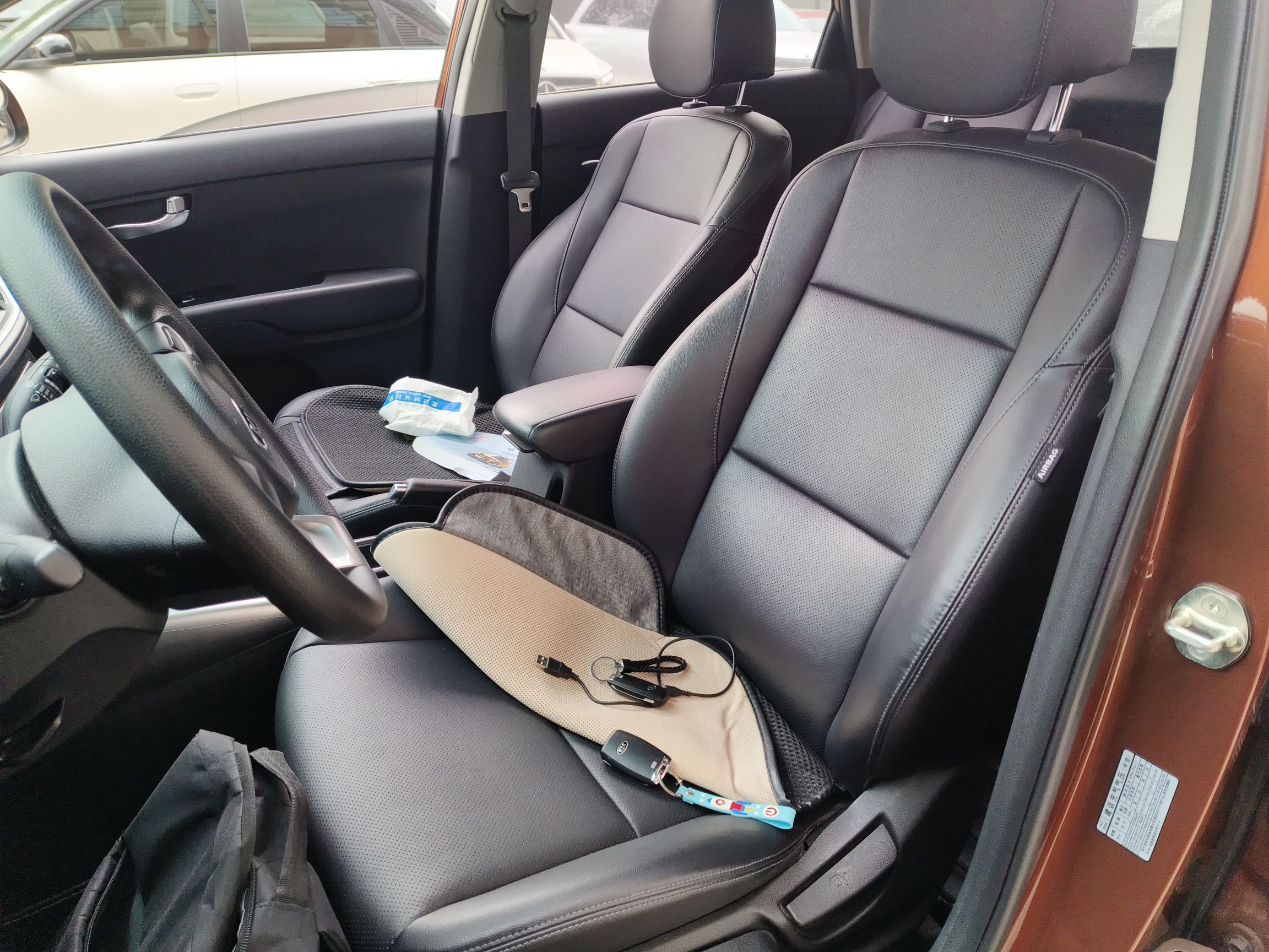 المقاعد الأمامية داخل السيارة