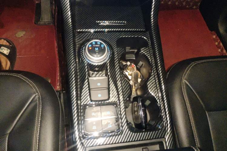 Used Ford Explorer 2020 EcoBoost 285 Rear-Drive Trend Edition 7-Seater Gear Lever