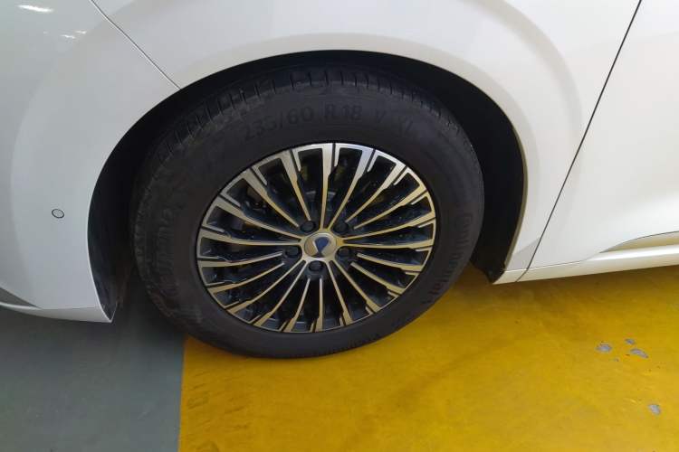 Used Denza D9 2024 EV 600 Four-Wheel-Drive Flagship Model Left Front Wheel Hub