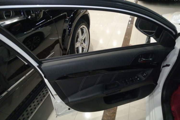 Used Mitsubishi Lancer EX 2016 1.8L CVT Black-and-White Retro Edition
