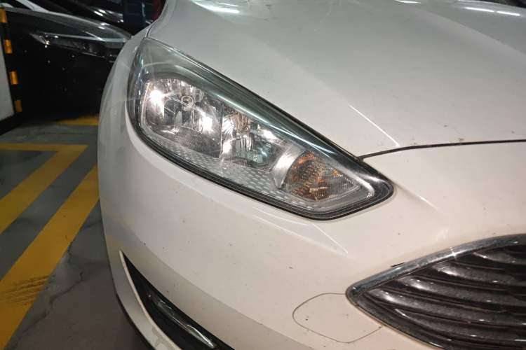 Used Ford Focus 2017 Sedan 1.6L Automatic Comfort Plus SmartDrive Edition Right Front Headlight